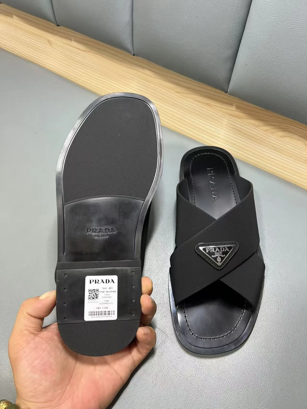 340💰PRADA Prada’s latest slippers are synchronized with the official website. This slipper is made of the brand’s unique and iconic Saffiano leather. The brand logo jumps out from the double straps, and the brand style is clearly visible. Cowhide gives men elegant charm and functional design, making it an ideal choice for vacation and leisure. Size:38-45